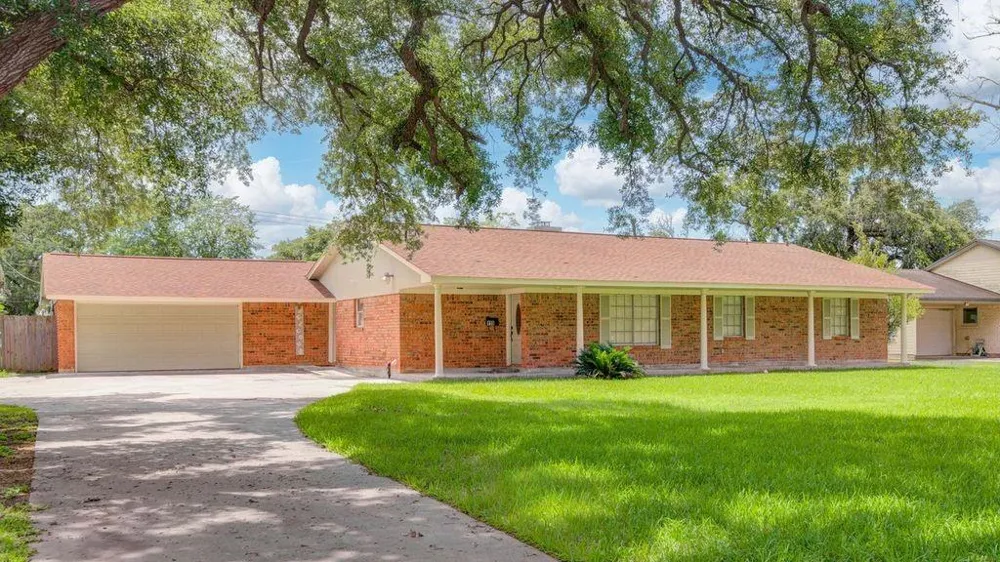 115 S Cedar Street Lake Jackson, TX 77566