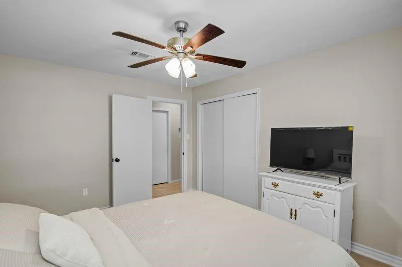 115 S Cedar Street Lake Jackson, TX 77566
