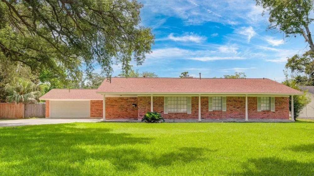 115 S Cedar Street Lake Jackson, TX 77566