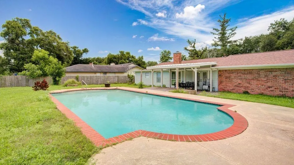 115 S Cedar Street Lake Jackson, TX 77566