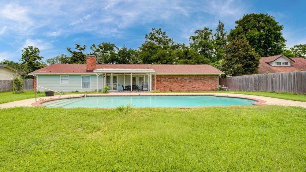 115 S Cedar Street Lake Jackson, TX 77566