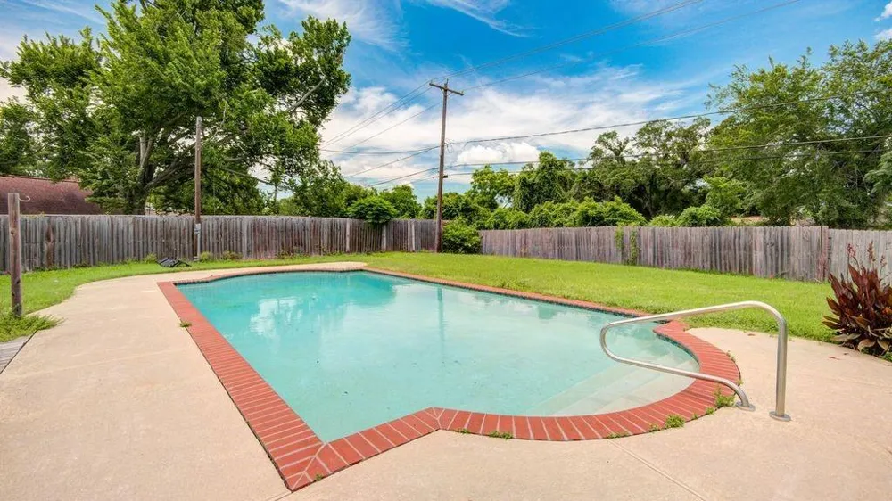 115 S Cedar Street Lake Jackson, TX 77566