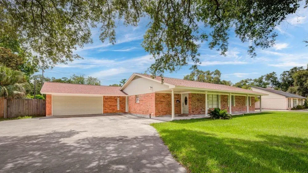 115 S Cedar Street Lake Jackson, TX 77566