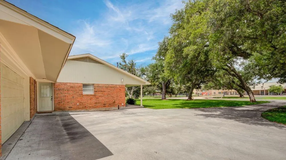 115 S Cedar Street Lake Jackson, TX 77566