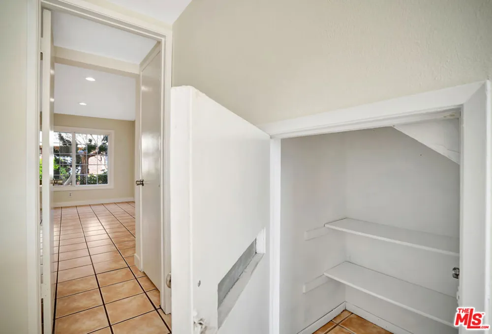 10065 De Soto Avenue #304 Chatsworth, CA 91311