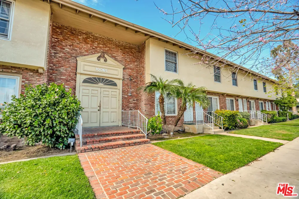 10065 De Soto Avenue #304 Chatsworth, CA 91311