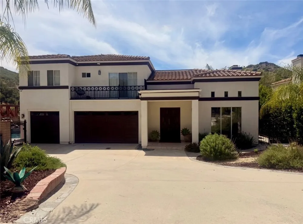 2305 Waring Agoura Hills, CA 91301