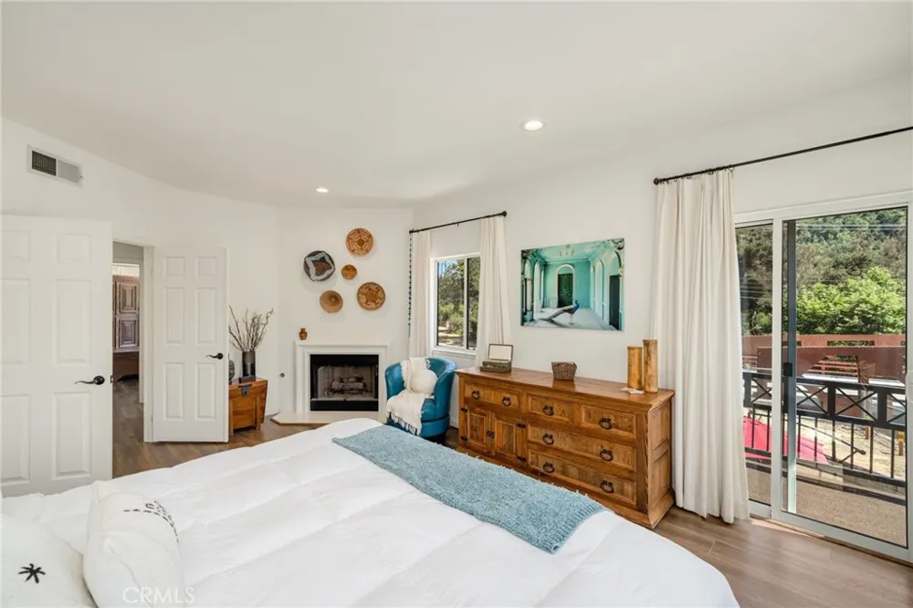 2305 Waring Agoura Hills, CA 91301