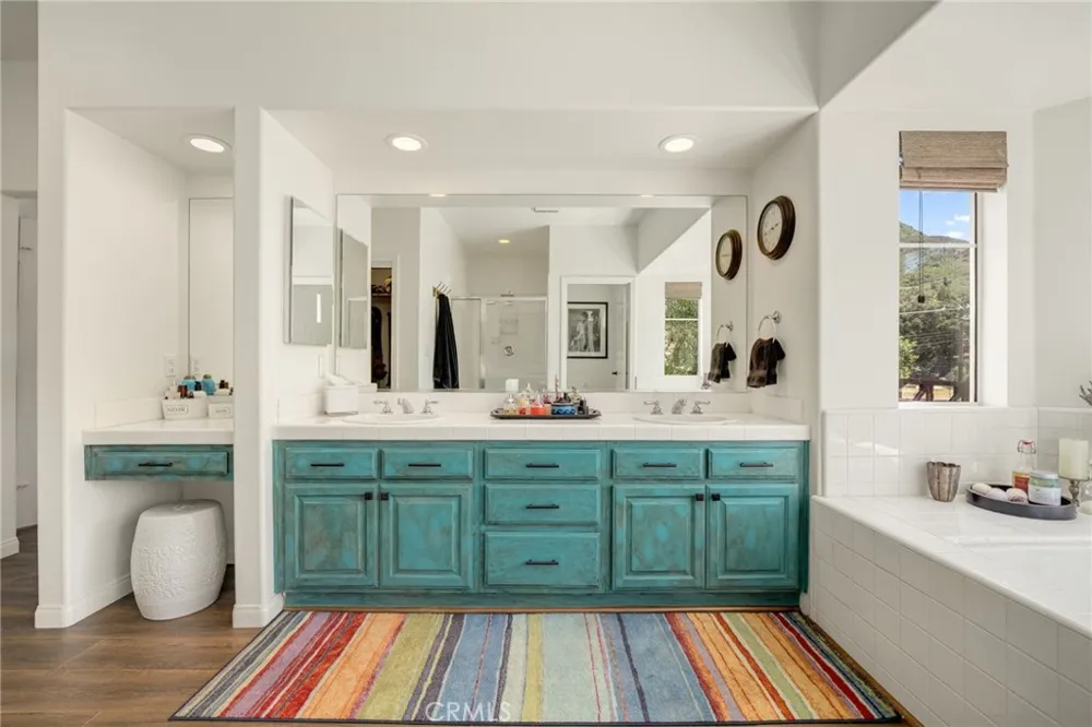 2305 Waring Agoura Hills, CA 91301