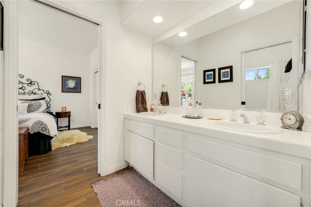 2305 Waring Agoura Hills, CA 91301