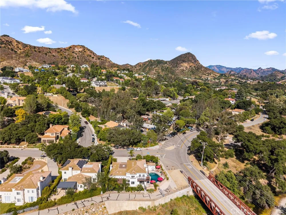 2305 Waring Agoura Hills, CA 91301