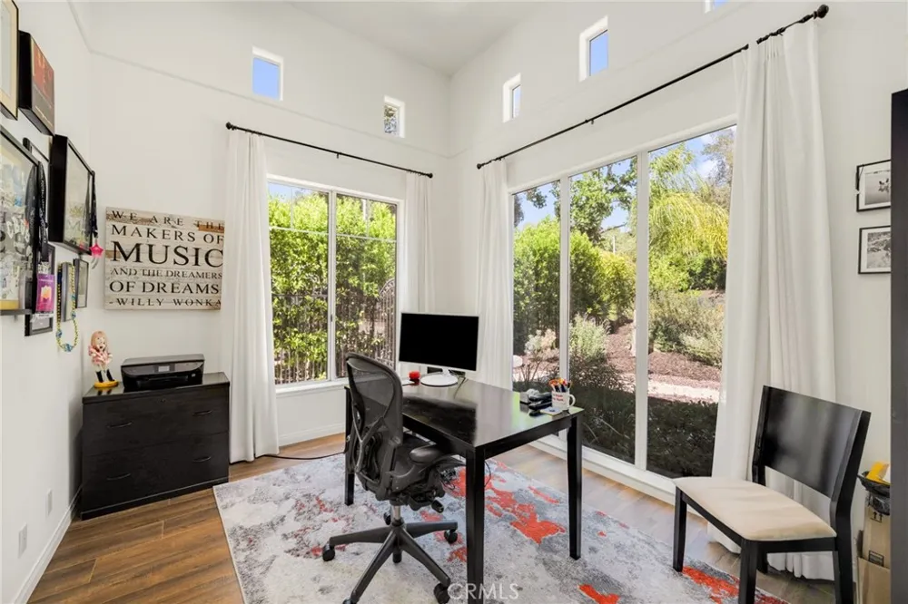 2305 Waring Agoura Hills, CA 91301