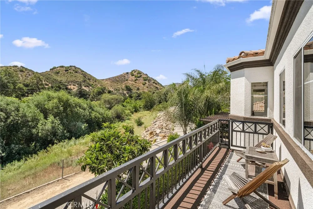 2305 Waring Agoura Hills, CA 91301