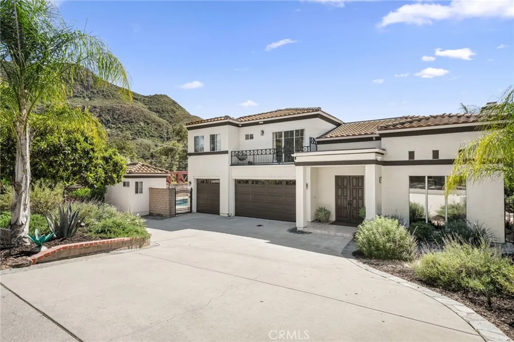 2305 Waring Agoura Hills, CA 91301