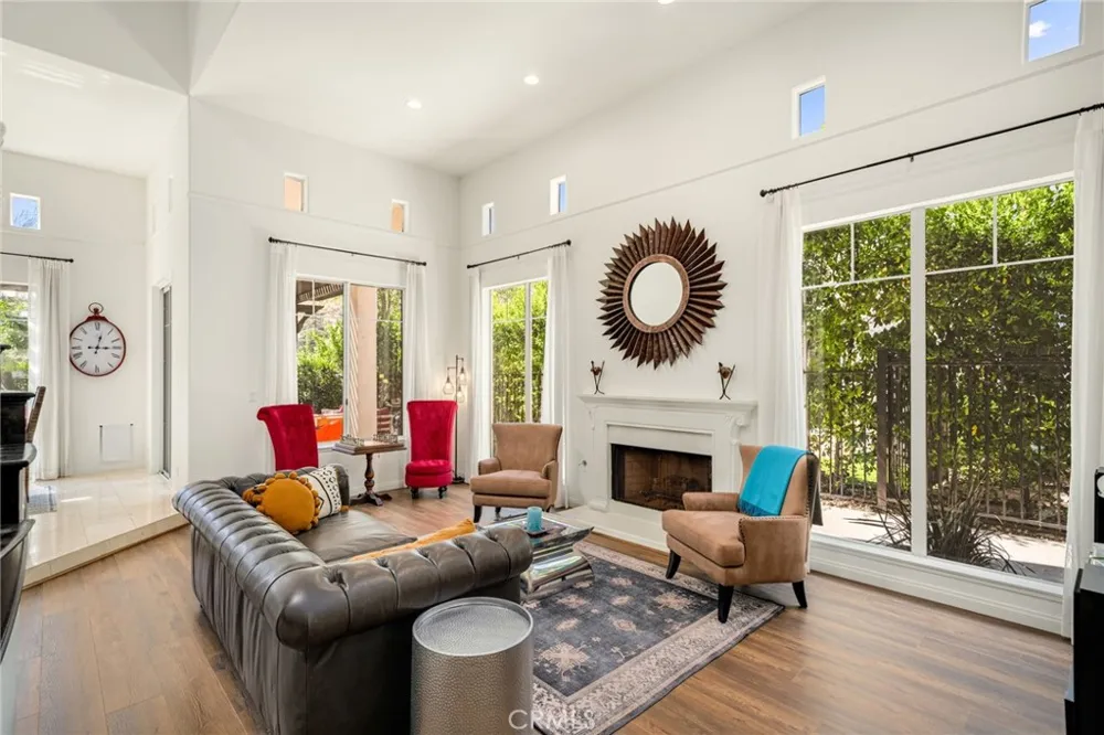 2305 Waring Agoura Hills, CA 91301
