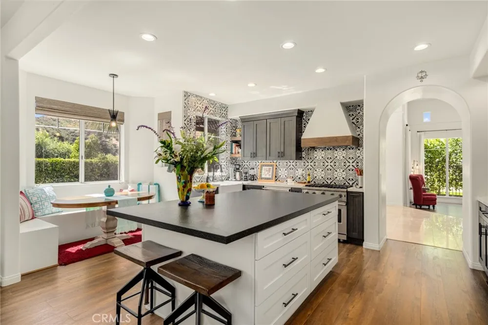 2305 Waring Agoura Hills, CA 91301