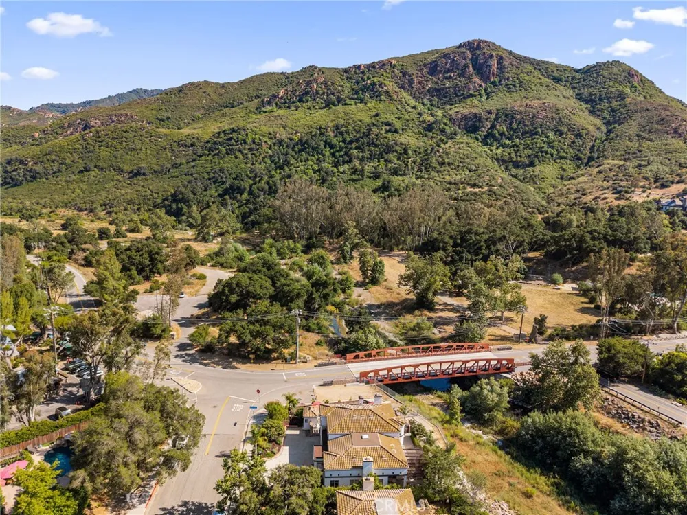 2305 Waring Agoura Hills, CA 91301