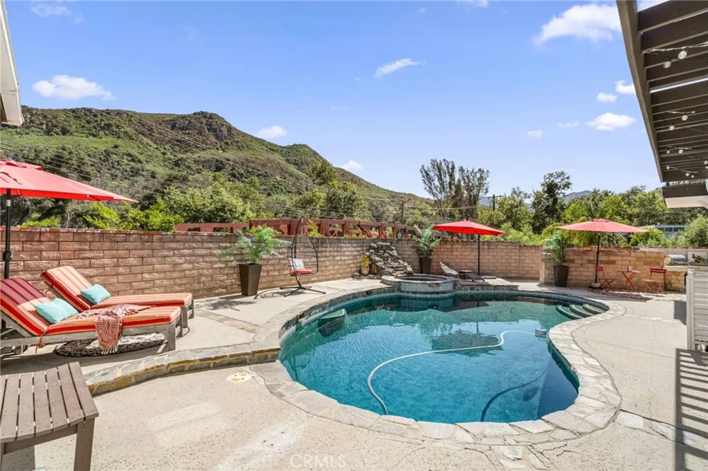 2305 Waring Agoura Hills, CA 91301
