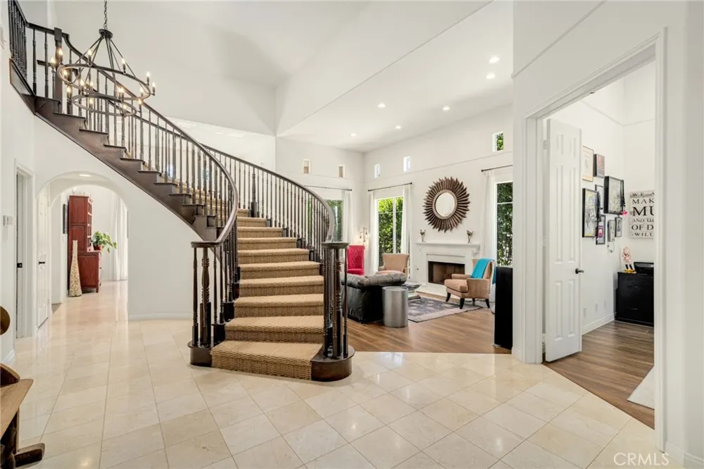 2305 Waring Agoura Hills, CA 91301
