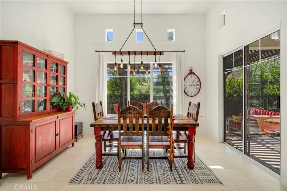 2305 Waring Agoura Hills, CA 91301