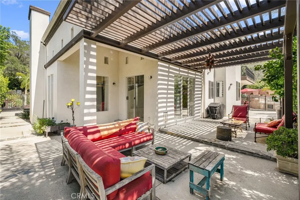 2305 Waring Agoura Hills, CA 91301