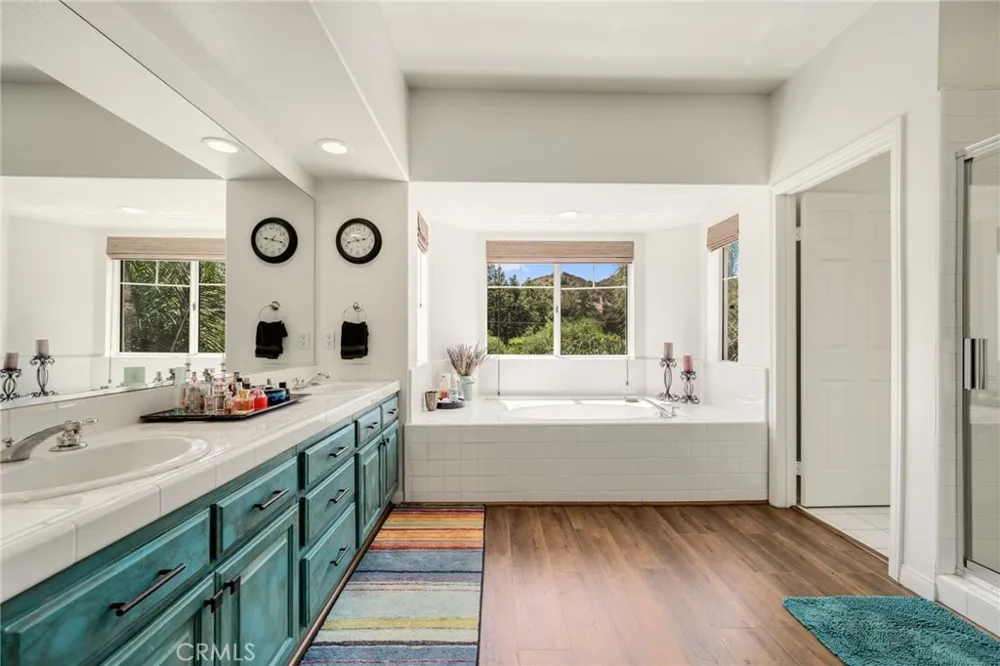 2305 Waring Agoura Hills, CA 91301
