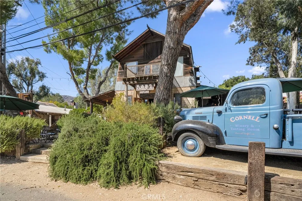 2305 Waring Agoura Hills, CA 91301