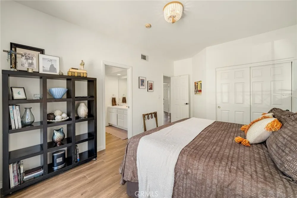 2305 Waring Agoura Hills, CA 91301