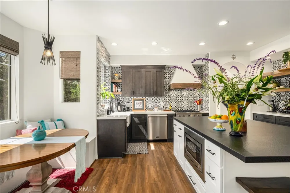 2305 Waring Agoura Hills, CA 91301