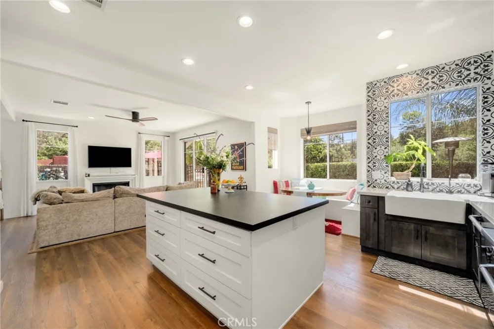 2305 Waring Agoura Hills, CA 91301