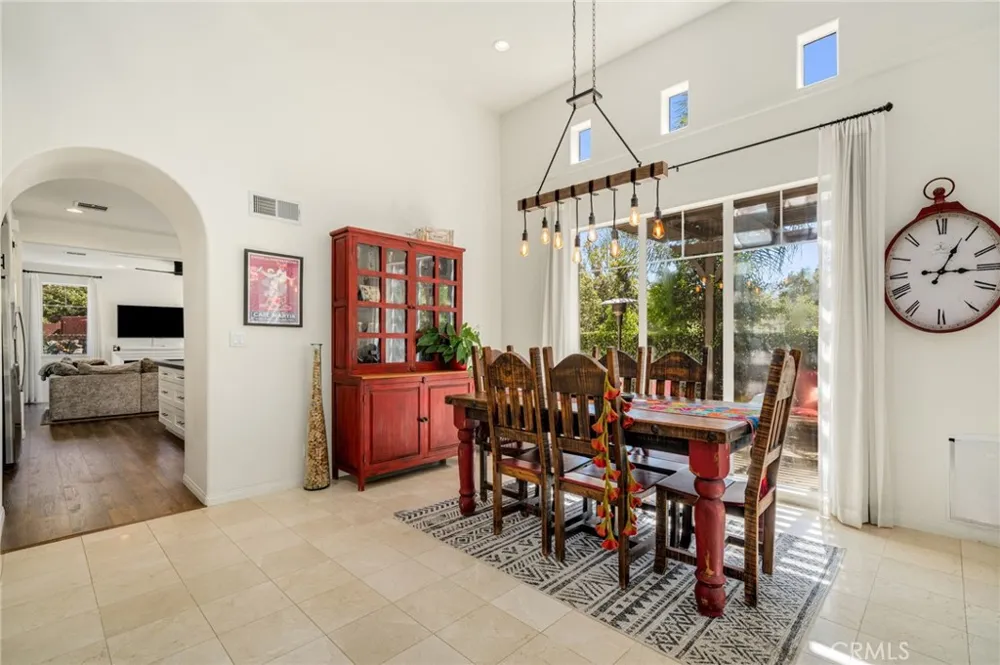 2305 Waring Agoura Hills, CA 91301