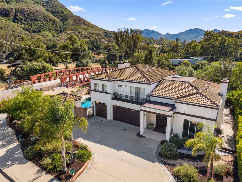 2305 Waring Agoura Hills, CA 91301