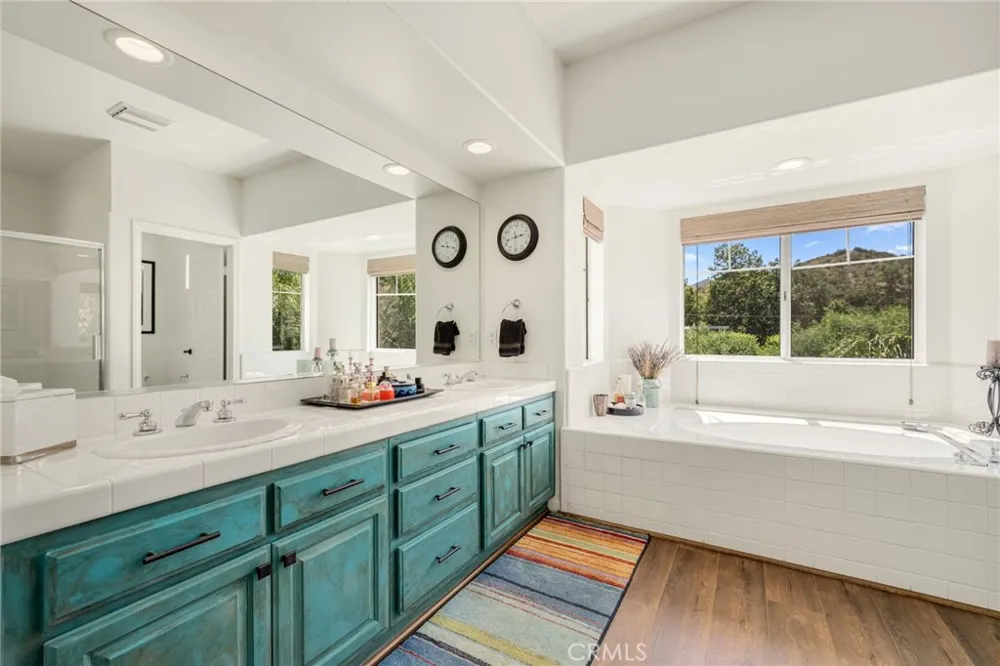 2305 Waring Agoura Hills, CA 91301
