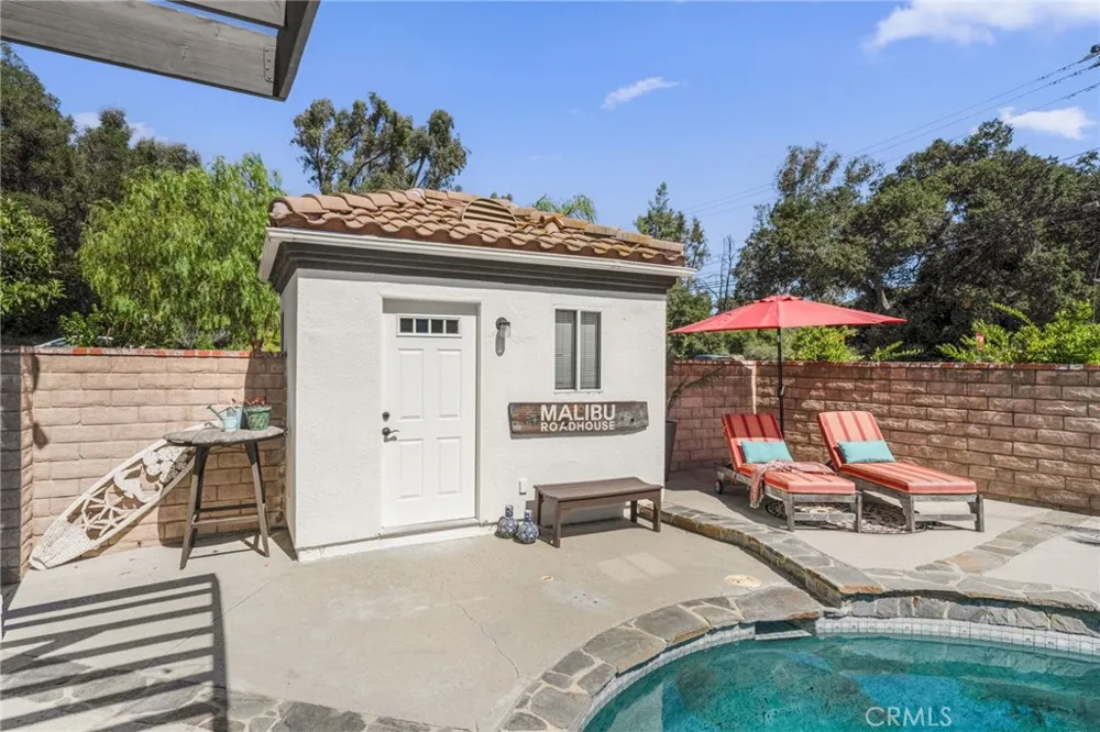 2305 Waring Agoura Hills, CA 91301