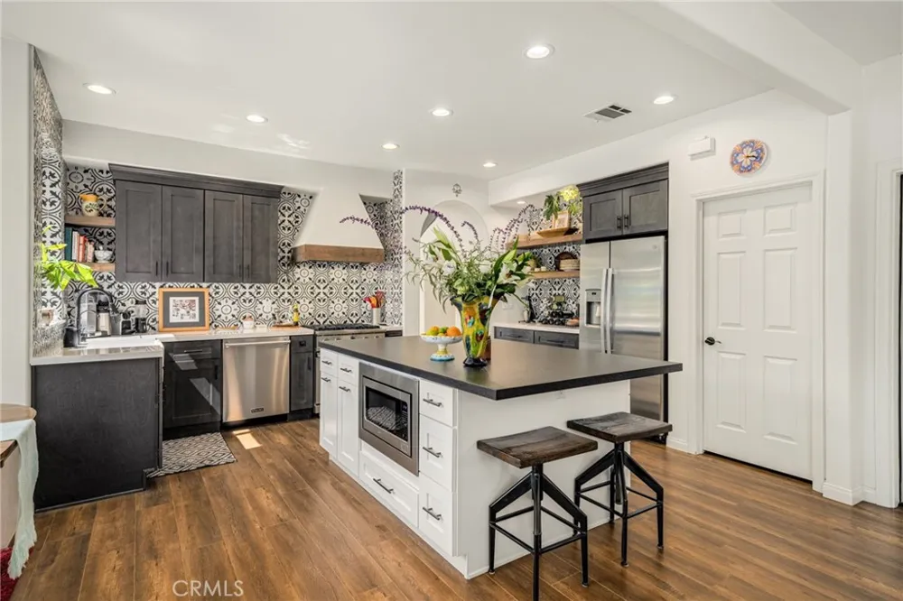 2305 Waring Agoura Hills, CA 91301
