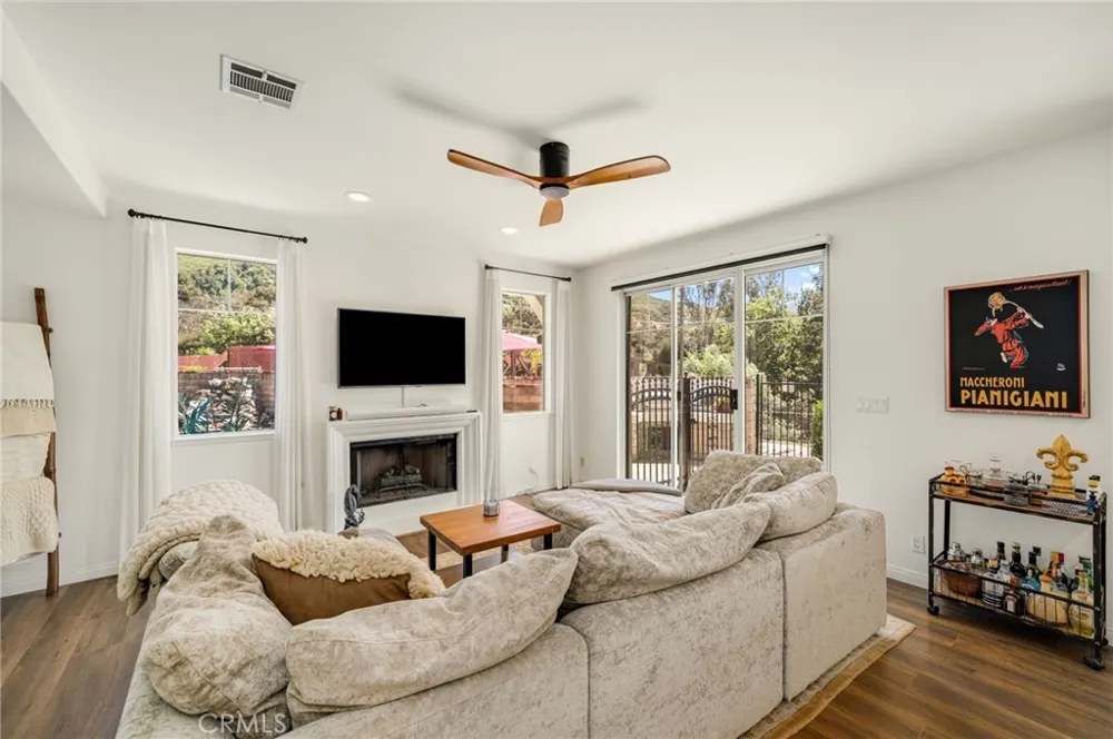 2305 Waring Agoura Hills, CA 91301