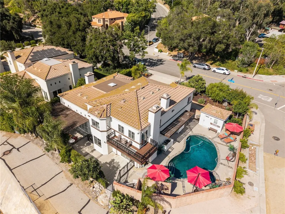 2305 Waring Agoura Hills, CA 91301
