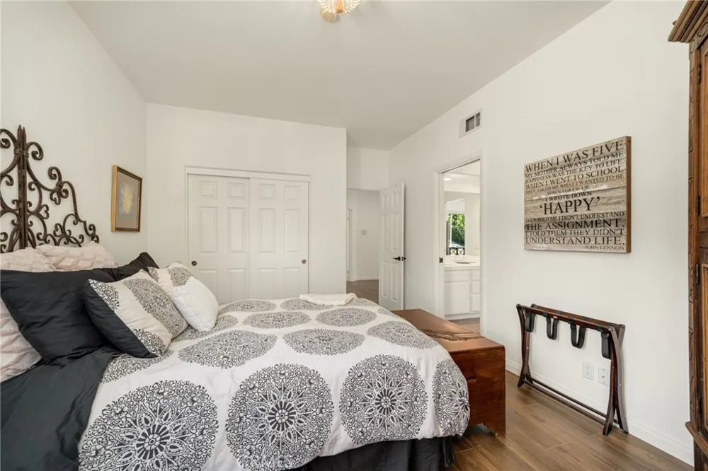 2305 Waring Agoura Hills, CA 91301