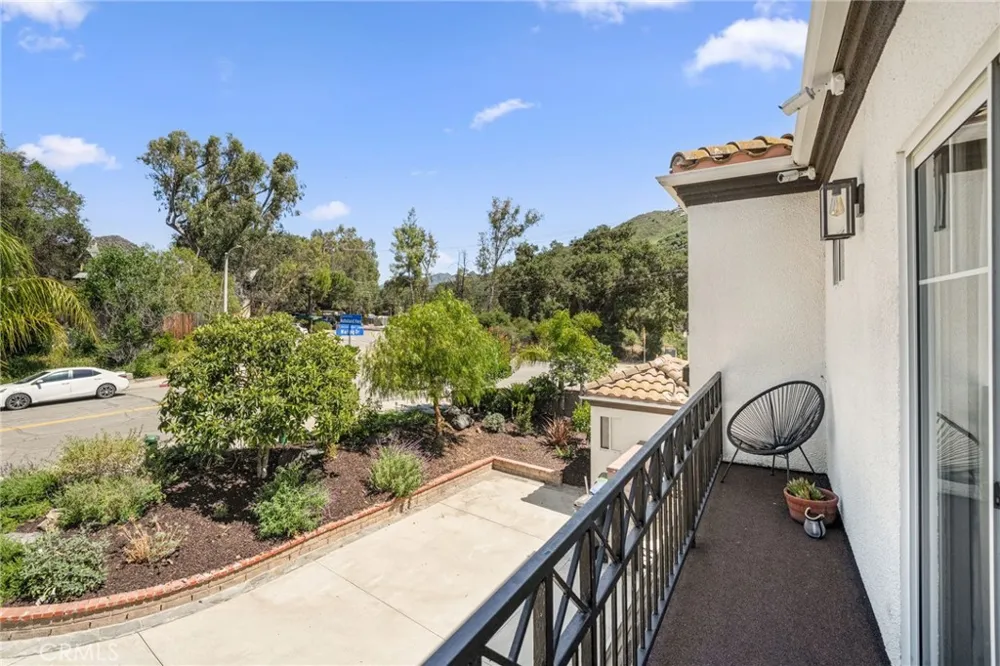 2305 Waring Agoura Hills, CA 91301
