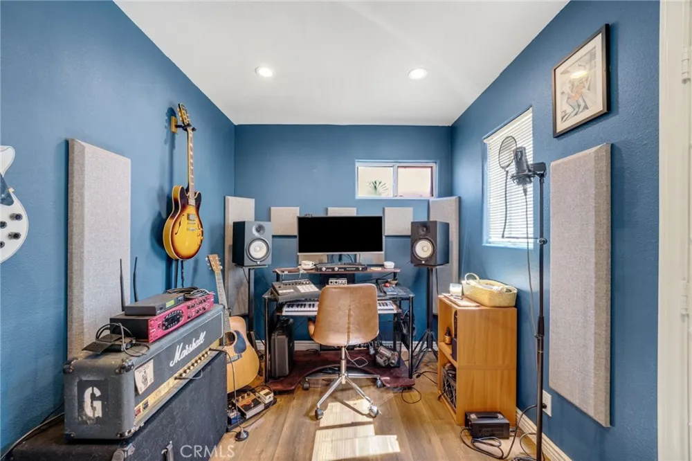 2305 Waring Agoura Hills, CA 91301
