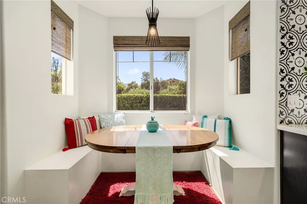 2305 Waring Agoura Hills, CA 91301