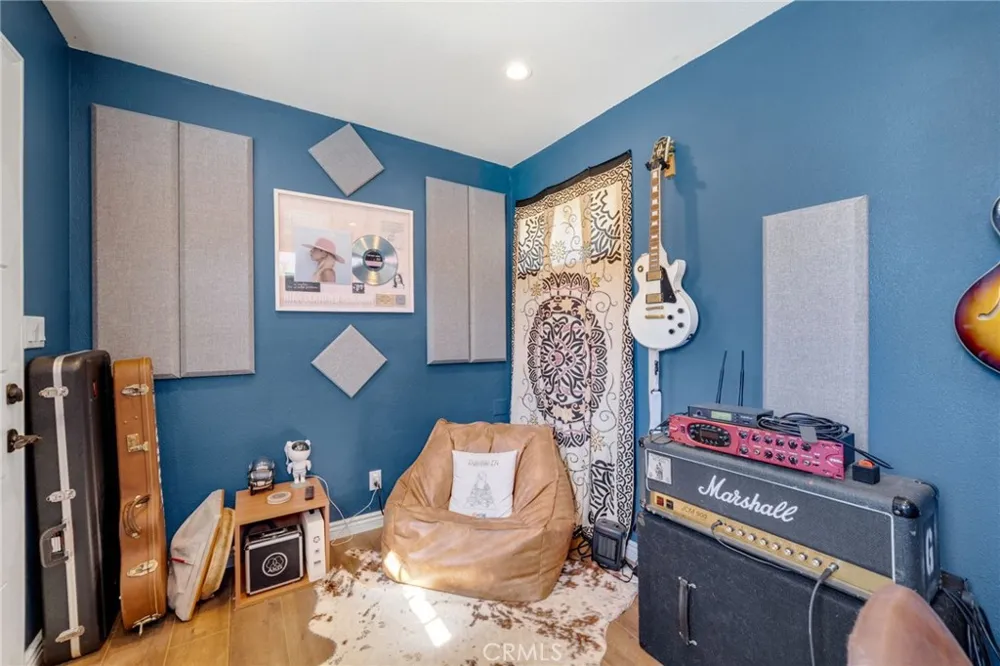 2305 Waring Agoura Hills, CA 91301