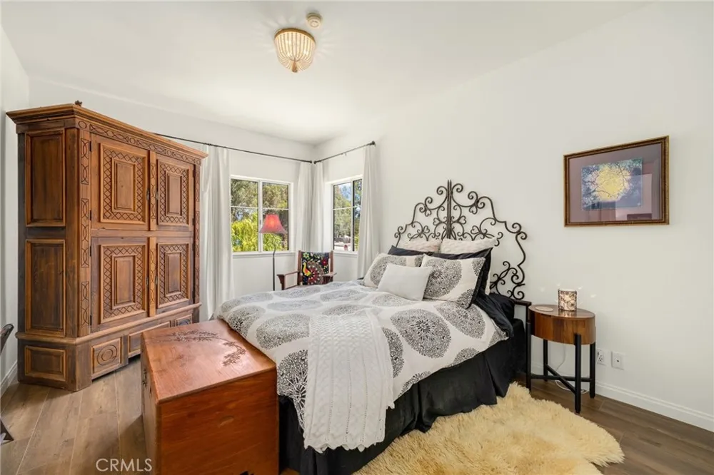 2305 Waring Agoura Hills, CA 91301