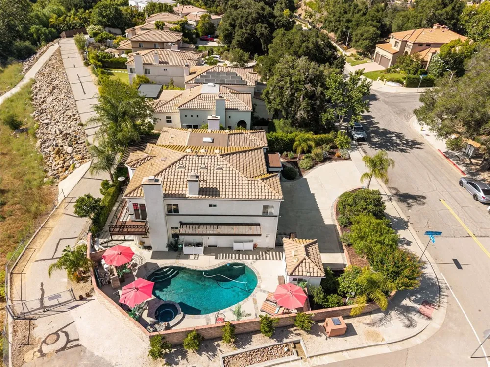 2305 Waring Agoura Hills, CA 91301