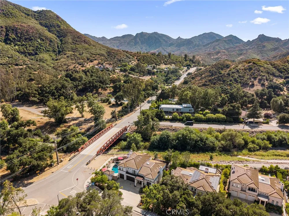 2305 Waring Agoura Hills, CA 91301
