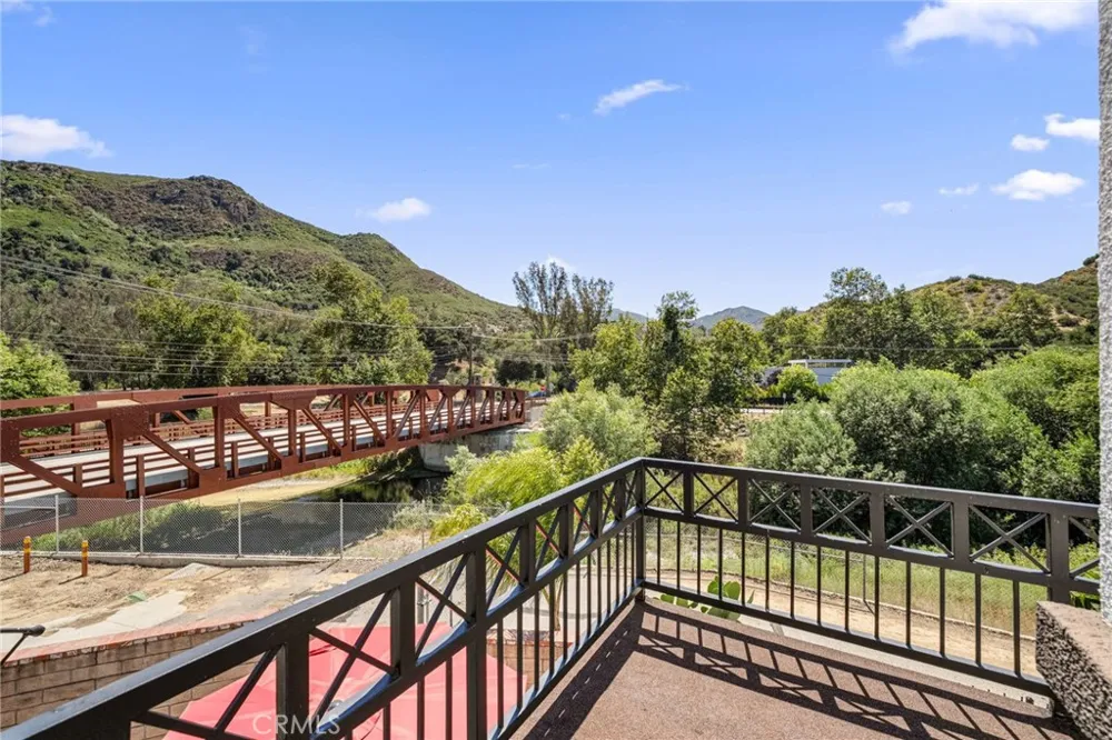 2305 Waring Agoura Hills, CA 91301