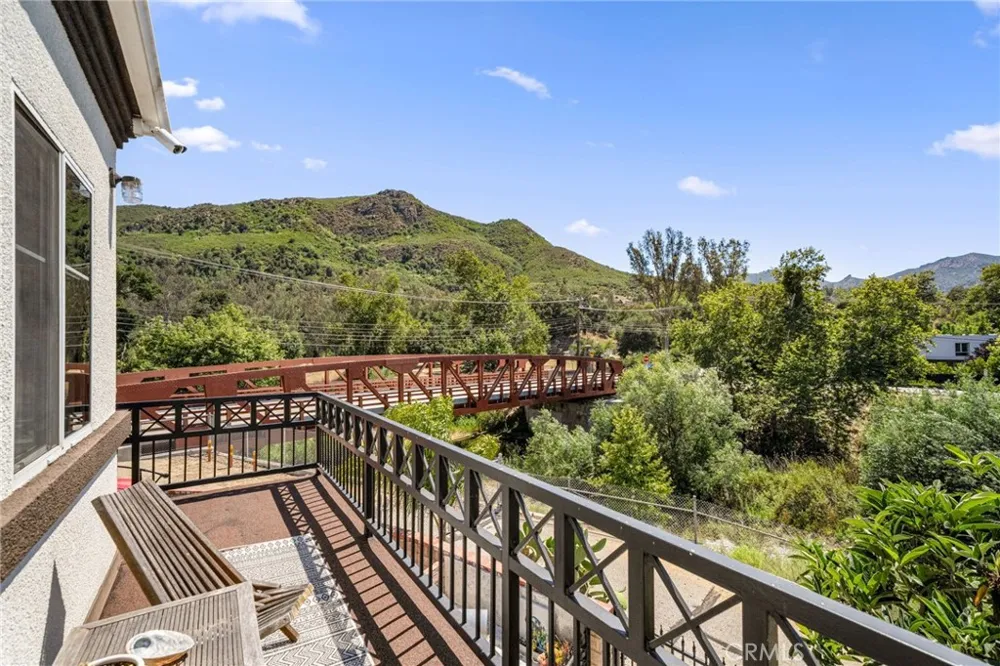 2305 Waring Agoura Hills, CA 91301
