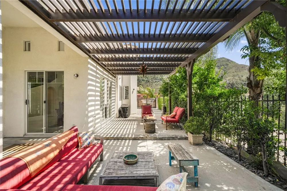2305 Waring Agoura Hills, CA 91301