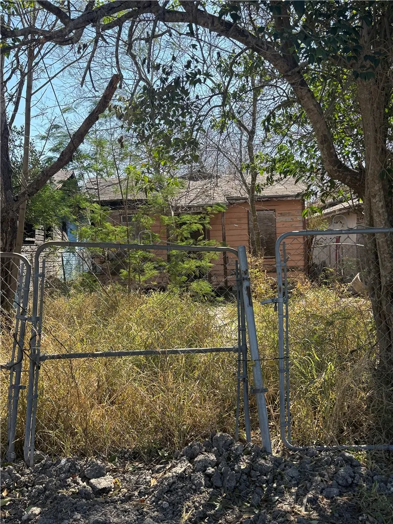 606 Nebraska Robstown, TX 78380