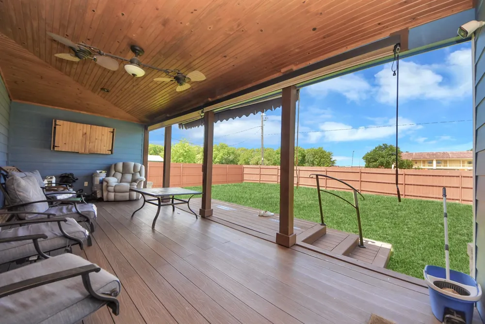 1106 S 8th Street La Porte, TX 77571